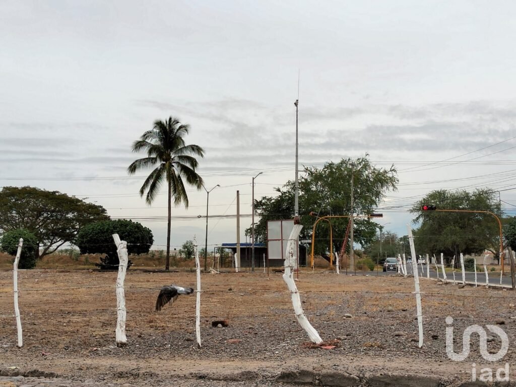 Terreno Comercial sobre Avenida en el sur de la Ciudad de Colima