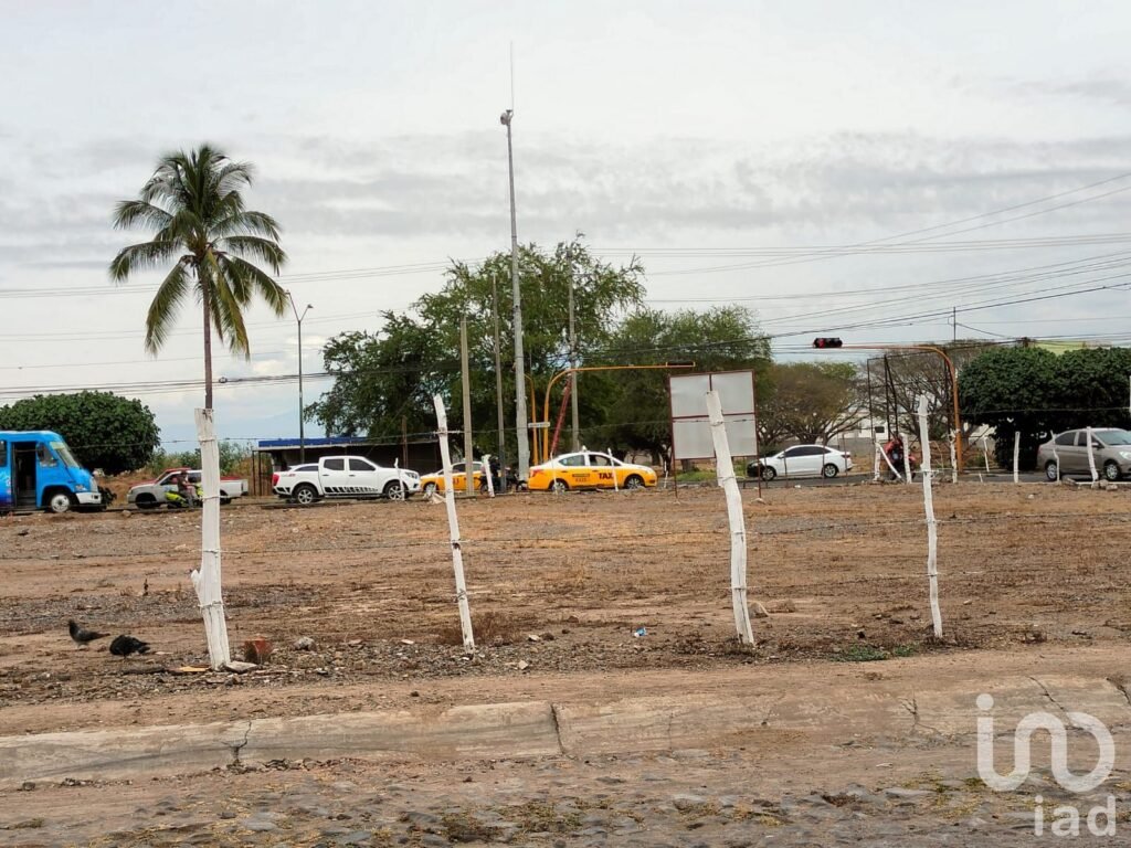 Terreno Comercial sobre Avenida en el sur de la Ciudad de Colima