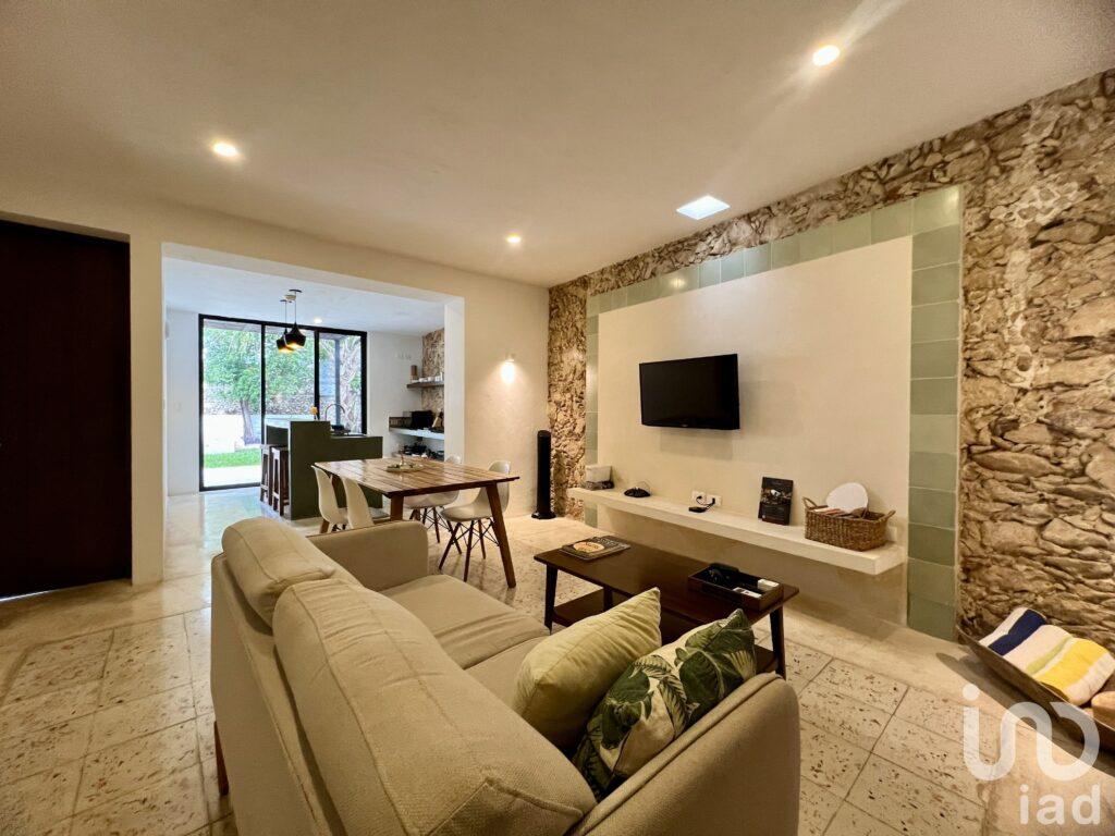 CASA EN VENTA EN EL CENTRO, SAN SEBASTIAN,TOTALMENTE EQUIPADA, CON ALBERCA,