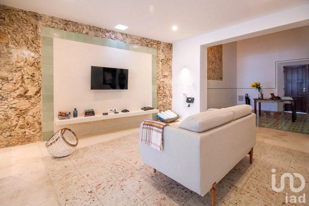 CASA EN VENTA EN EL CENTRO, SAN SEBASTIAN,TOTALMENTE EQUIPADA, CON ALBERCA,