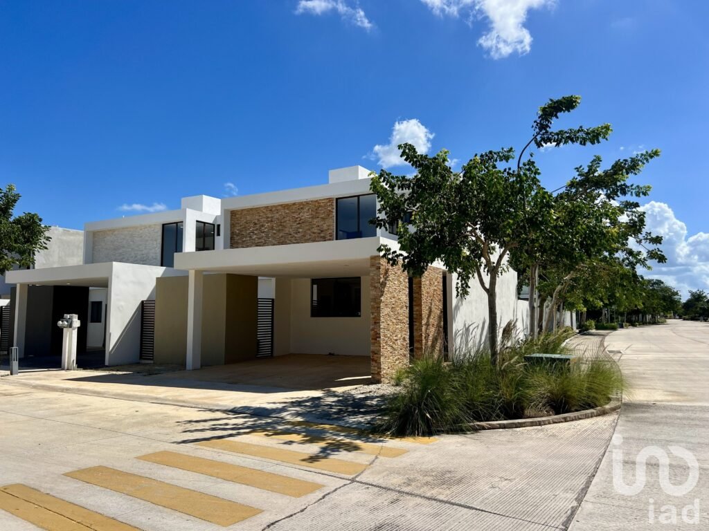 CASA EN VENTA EN PRIVADA ZENDERA EN ESQUINA CONKAL YUCATAN