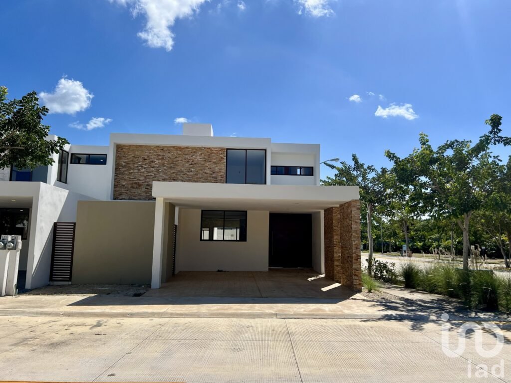 CASA EN VENTA EN PRIVADA ZENDERA EN ESQUINA CONKAL YUCATAN