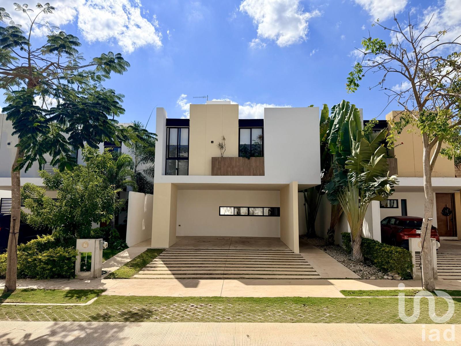 CASA EN VENTA EN PRIVADA MACORA, CON PANELES SOLARES, Cholul, Mérida, Yucatán