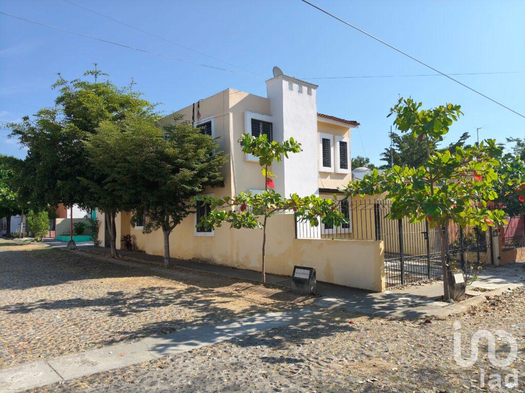 Casa en Venta en esquina en Real Bugambilias, Villa de Álvarez, Colima