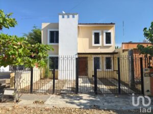 Casa en Venta en esquina en Real Bugambilias, Villa de Álvarez, Colima