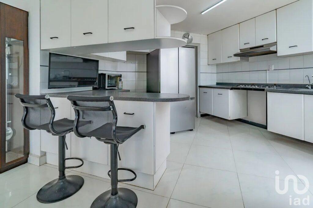 Casa en Lomas de Cuernavaca con Vistas Panorámicas, Alberca y Bungalow