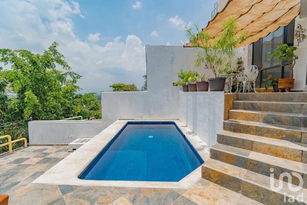 Casa en Lomas de Cuernavaca con Vistas Panorámicas, Alberca y Bungalow