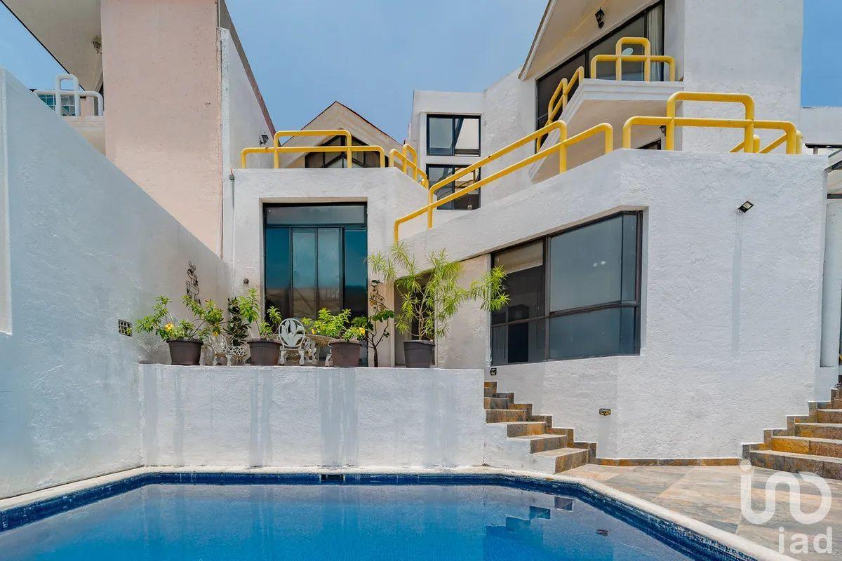 Casa en Lomas de Cuernavaca con Vistas Panorámicas, Alberca y Bungalow