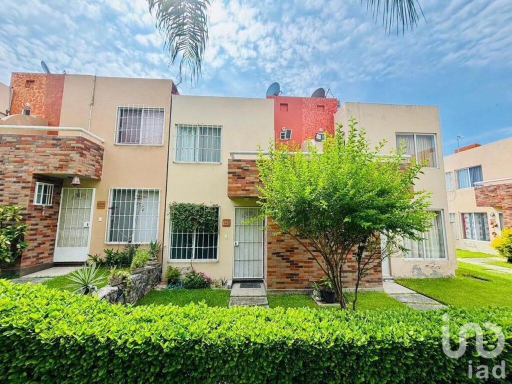 Casa Frente Áreas Verdes y Alberca en Colinas de Xochitepec