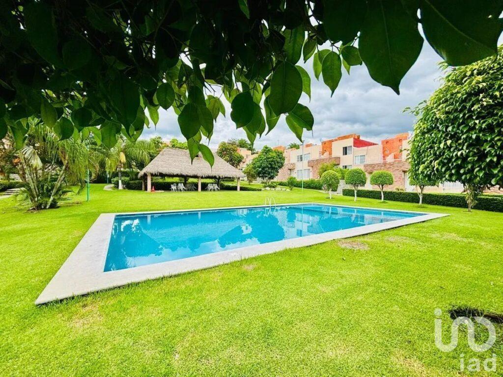 Casa Frente Áreas Verdes y Alberca en Colinas de Xochitepec