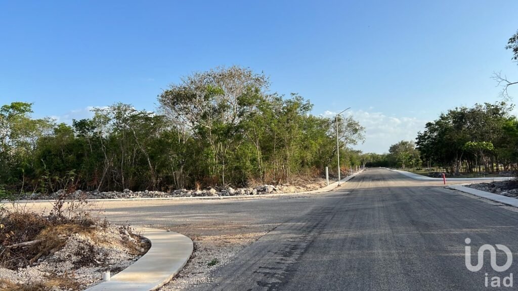 Terreno residencial en Puerta de Agua con lago natural, zona Progreso–Mérida
