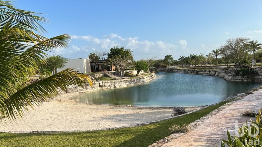 Terreno residencial en Puerta de Agua con lago natural, zona Progreso–Mérida