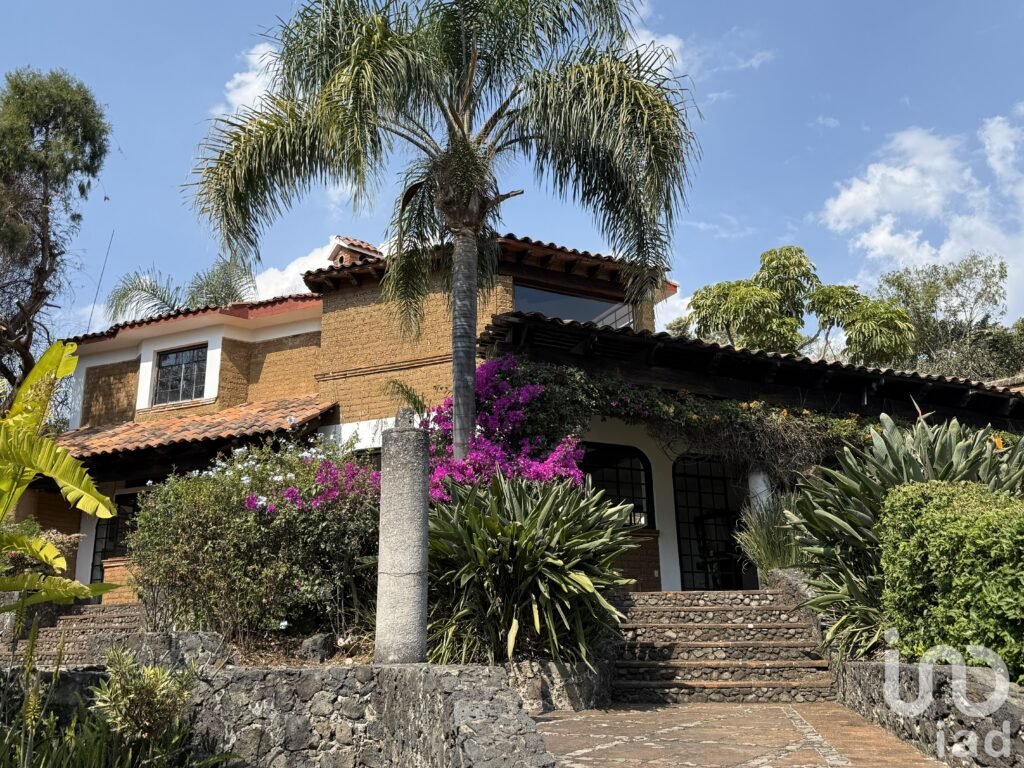 EN VENTA CASA SOLA EN TEPOZTLÁN, MORELOS.