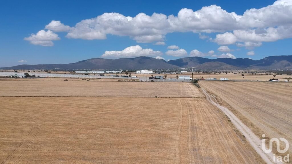 TERRENO A PIE DE CARRETERA A 20 MINUTOS DE PACHUCA
