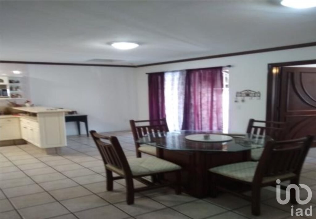 Casa en Venta con espacio para negocio en venta en Guadalupe, Nuevo León