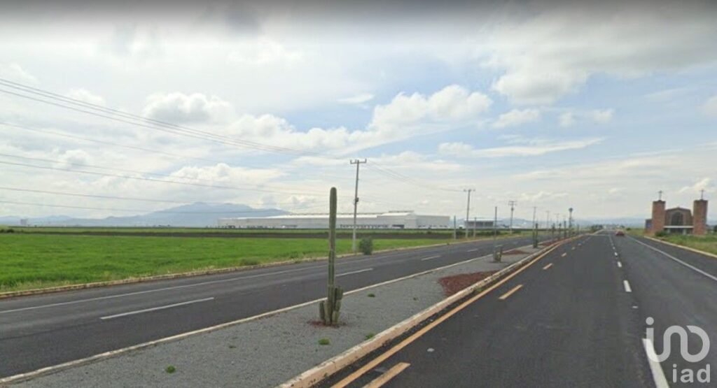 TERRENO A PIE DE CARRETERA A 20 MINUTOS DE PACHUCA