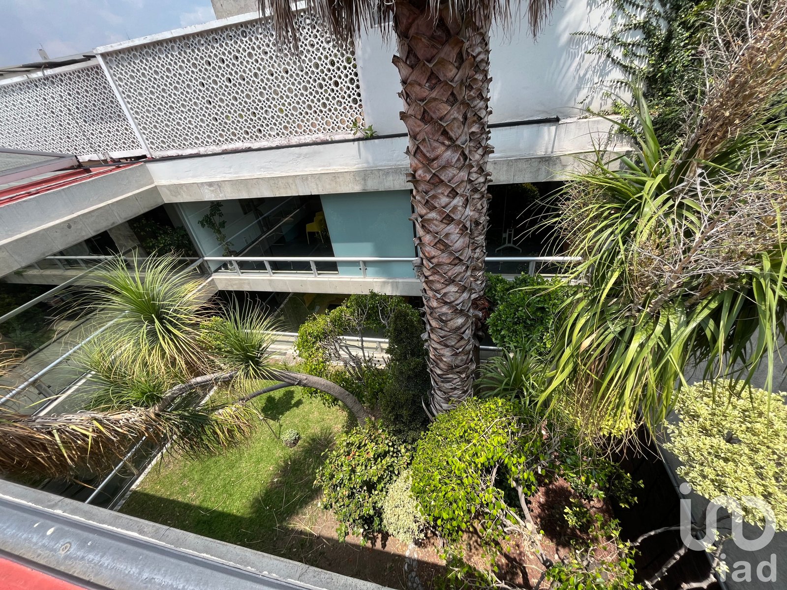 Se vende oficinas amuebladas en una casa contemporanea en el Paseo de la Reforma