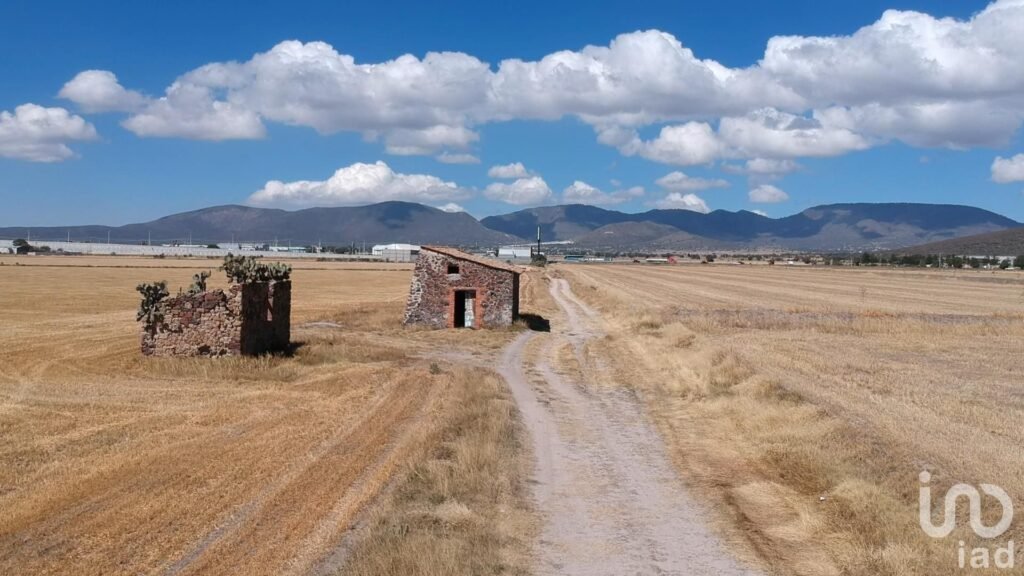 TERRENO A PIE DE CARRETERA A 20 MINUTOS DE PACHUCA