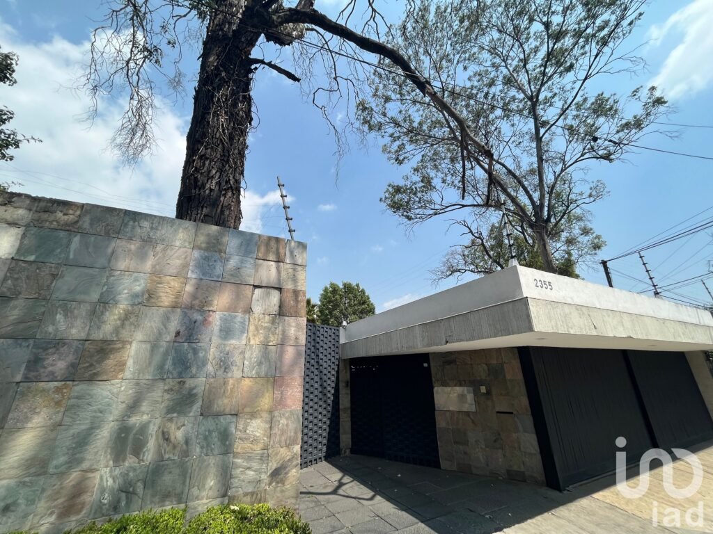 Se vende oficinas amuebladas en una casa contemporanea en el Paseo de la Reforma