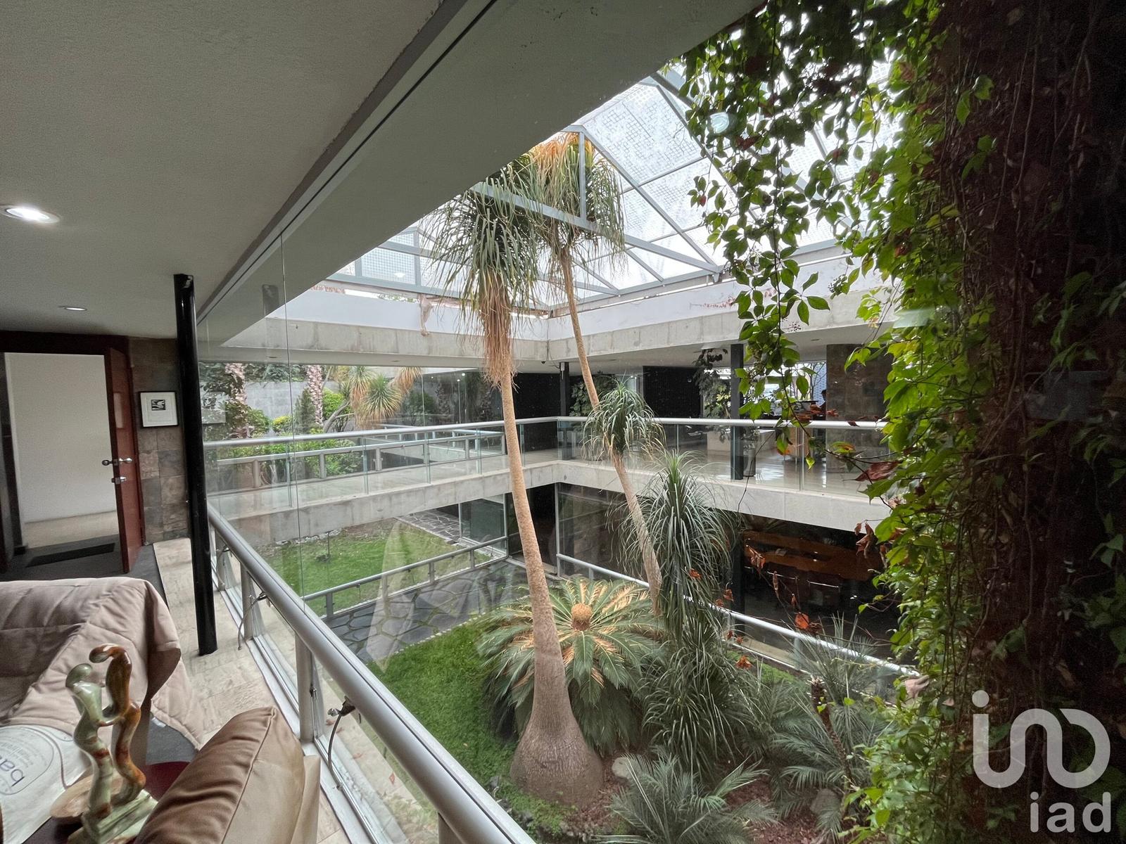 Se vende oficinas amuebladas en una casa contemporanea en el Paseo de la Reforma