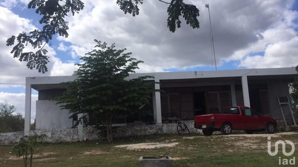 PROPIEDAD CON CASA, GRANJA Y AMPLIO TERRENO EN SITPACH NORTE YUCATAN