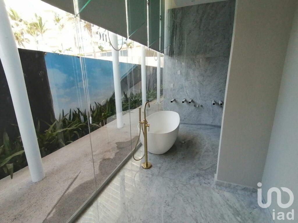 Exclusivos departamentos en Diamante Acapulco a la orilla del mar.