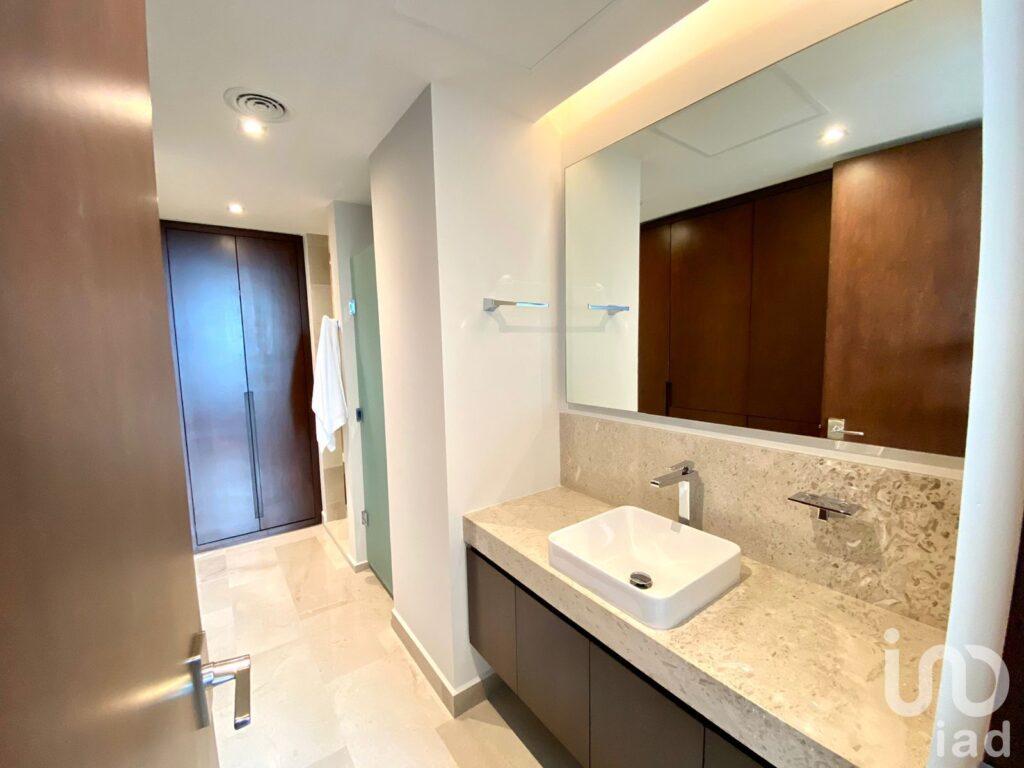 En venta Departamento de Lujo en Puerto Cancun, Quintana Roo.
