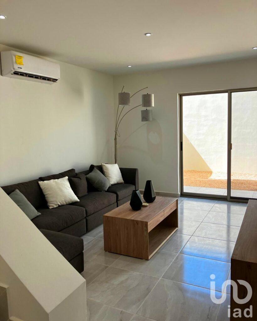 Casa en Venta de 3 Recamaras en Privada en Avenida Huayacan, Quintana Roo