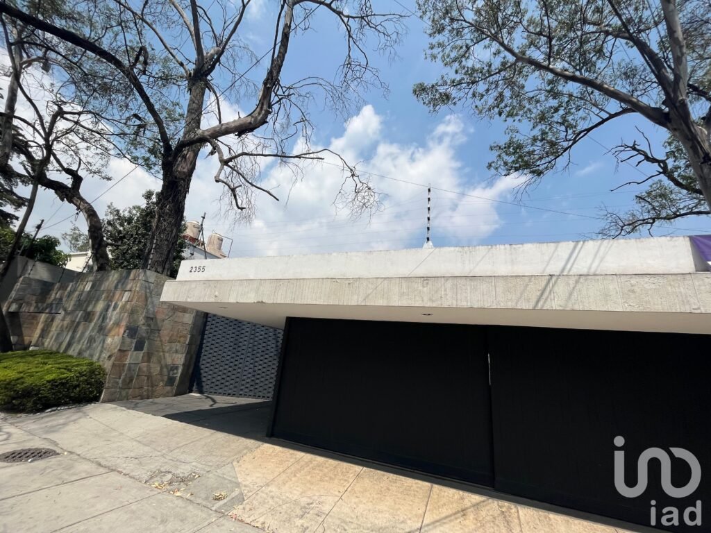 Se vende oficinas amuebladas en una casa contemporanea en el Paseo de la Reforma