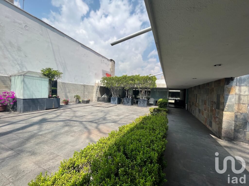 Se vende oficinas amuebladas en una casa contemporanea en el Paseo de la Reforma