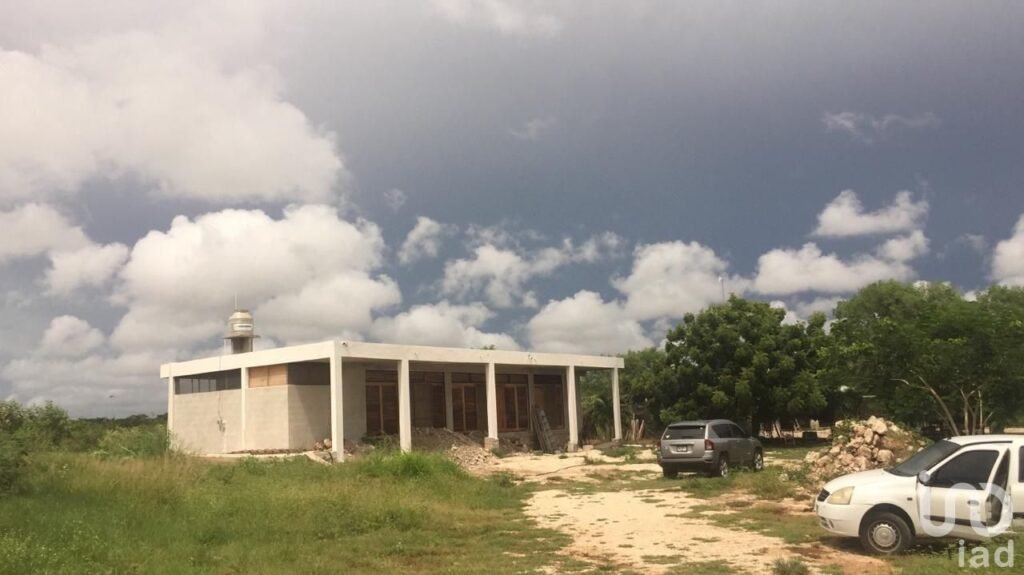 PROPIEDAD CON CASA, GRANJA Y AMPLIO TERRENO EN SITPACH NORTE YUCATAN