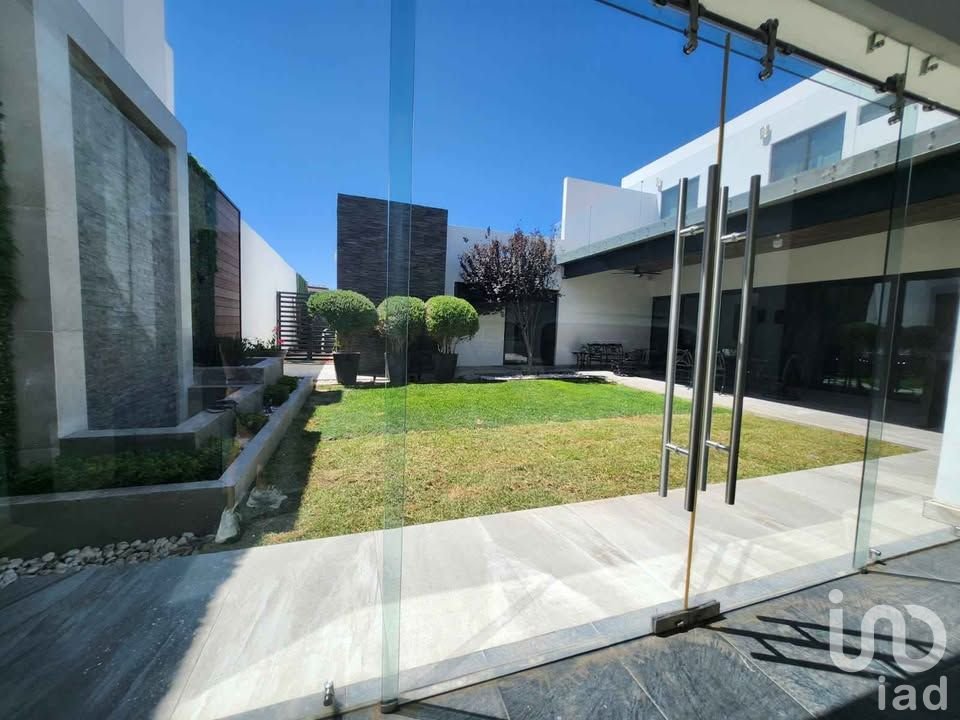 VENTA DE HERMOSA RESIDENCIA CONTEMPORANEA DE 3 NIVELES