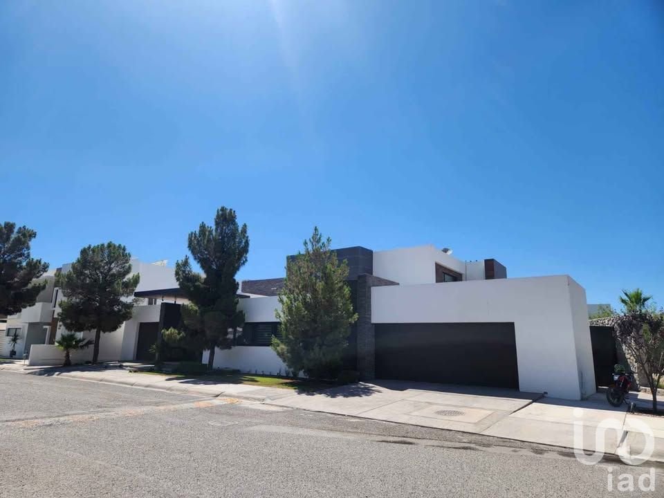 VENTA DE HERMOSA RESIDENCIA CONTEMPORANEA DE 3 NIVELES