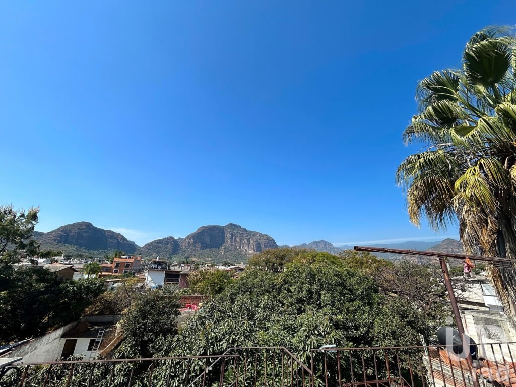 Casa en Venta en el Centro de Tlayacapan con Local Comercial