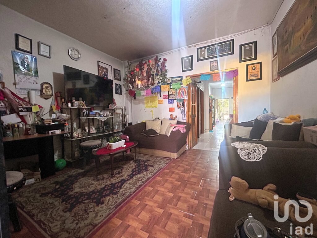 Casa en Venta en el Centro de Tlayacapan con Local Comercial