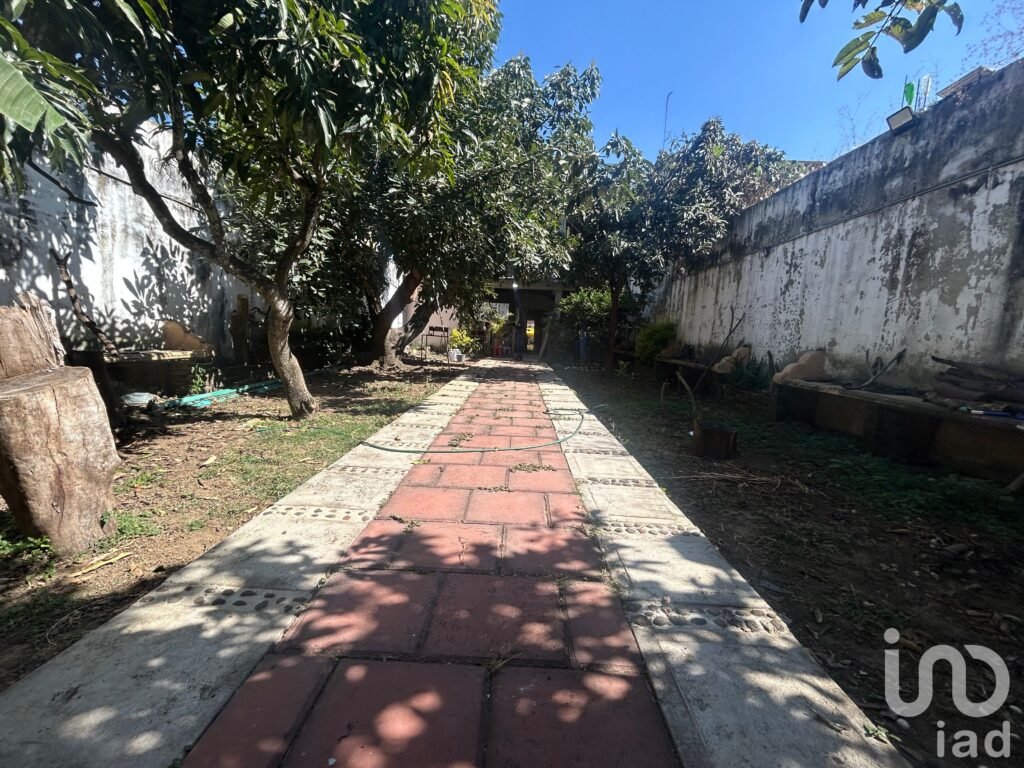 Casa en Venta en el Centro de Tlayacapan con Local Comercial