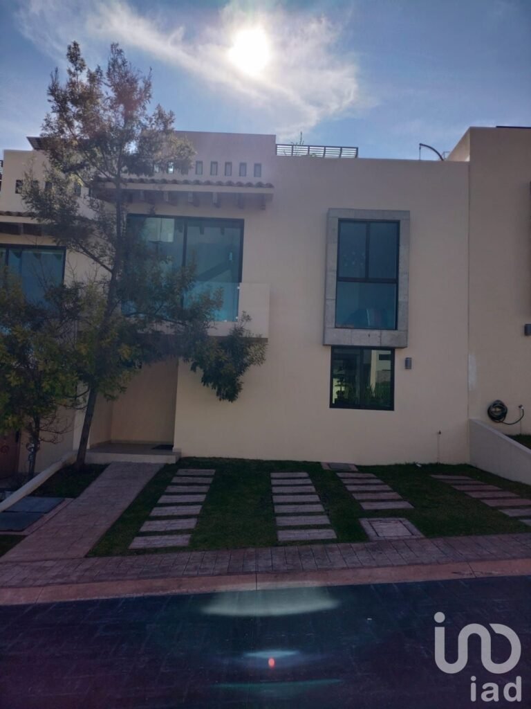 CASA NUEVA CON ROOFGARDEN Y AMENIDADES DE LUJO EN ZIBATA