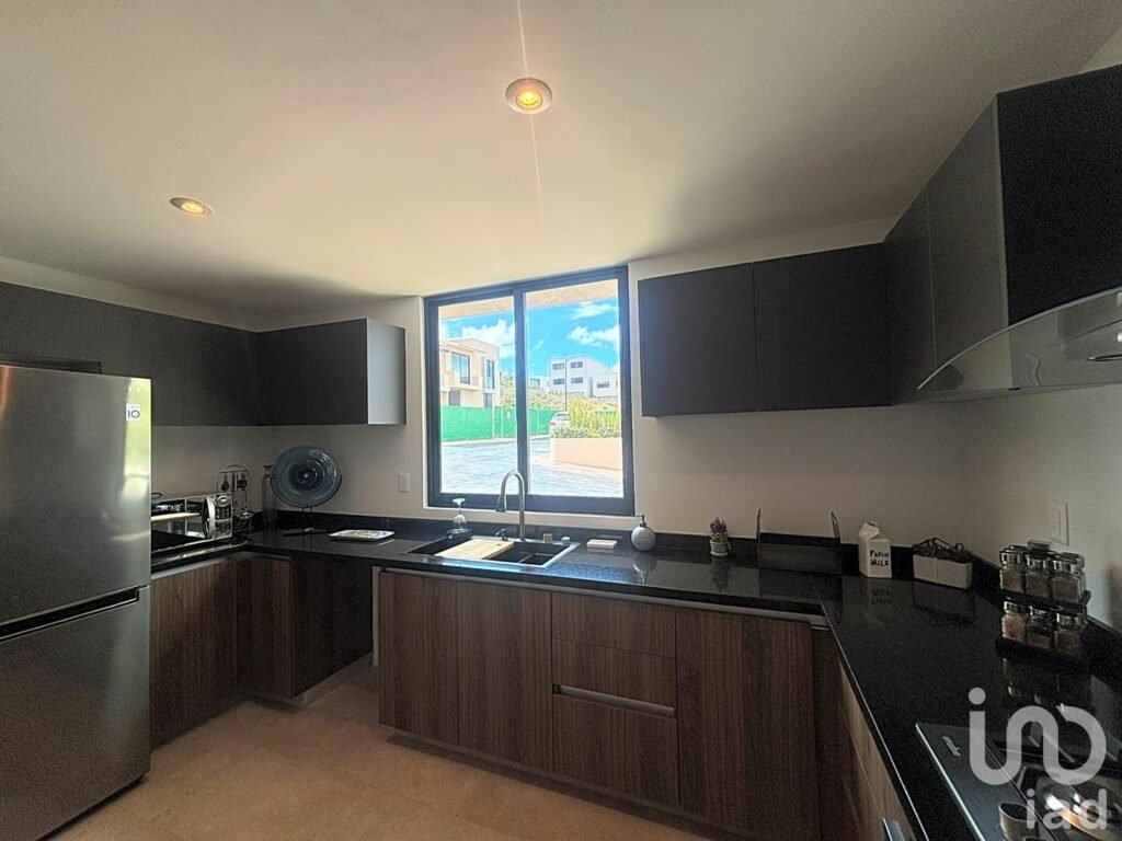 CASA NUEVA EN ZIBATÁ | 3 NIVELES, EQUIPADA CON CLOSETS, CANCELERÍA Y ESPEJOS ILUMINADOS