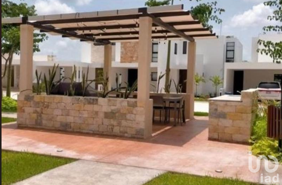 Casa con alberca y jardín en privada Botánico al norte de Mérida
