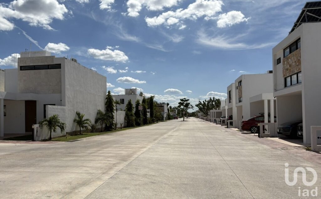 Casa con alberca y jardín en privada Botánico al norte de Mérida