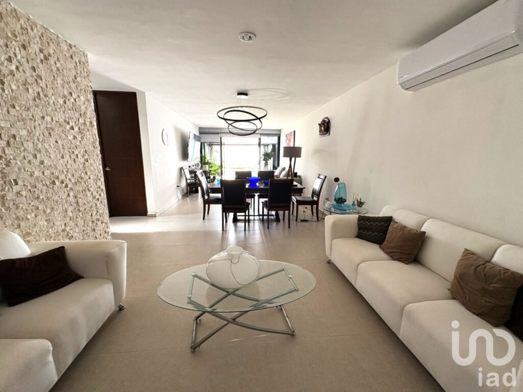 Casa con alberca y jardín en privada Botánico al norte de Mérida