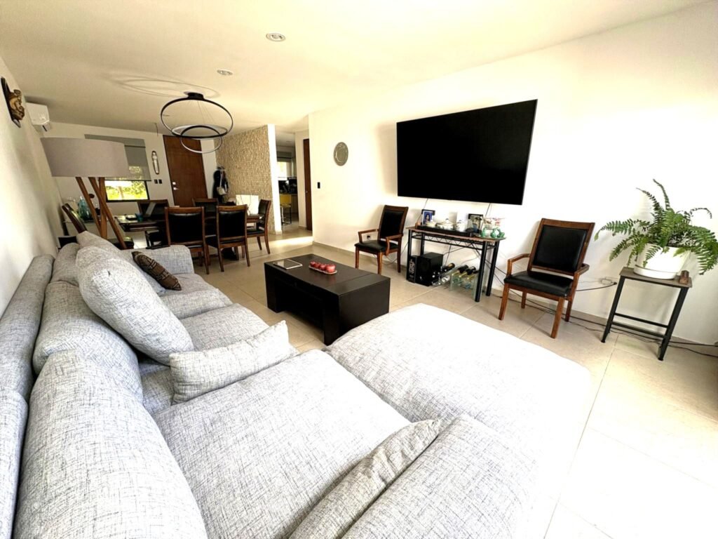 Casa con alberca y jardín en privada Botánico al norte de Mérida