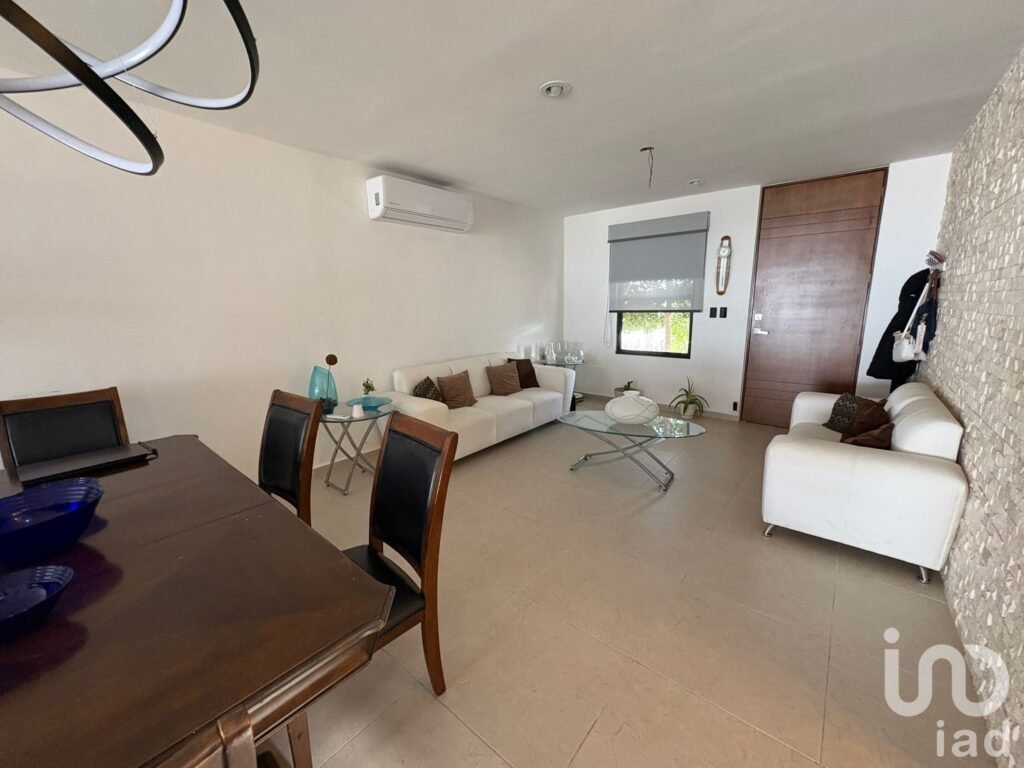 Casa con alberca y jardín en privada Botánico al norte de Mérida