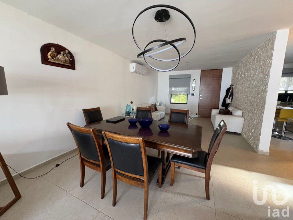 Casa con alberca y jardín en privada Botánico al norte de Mérida