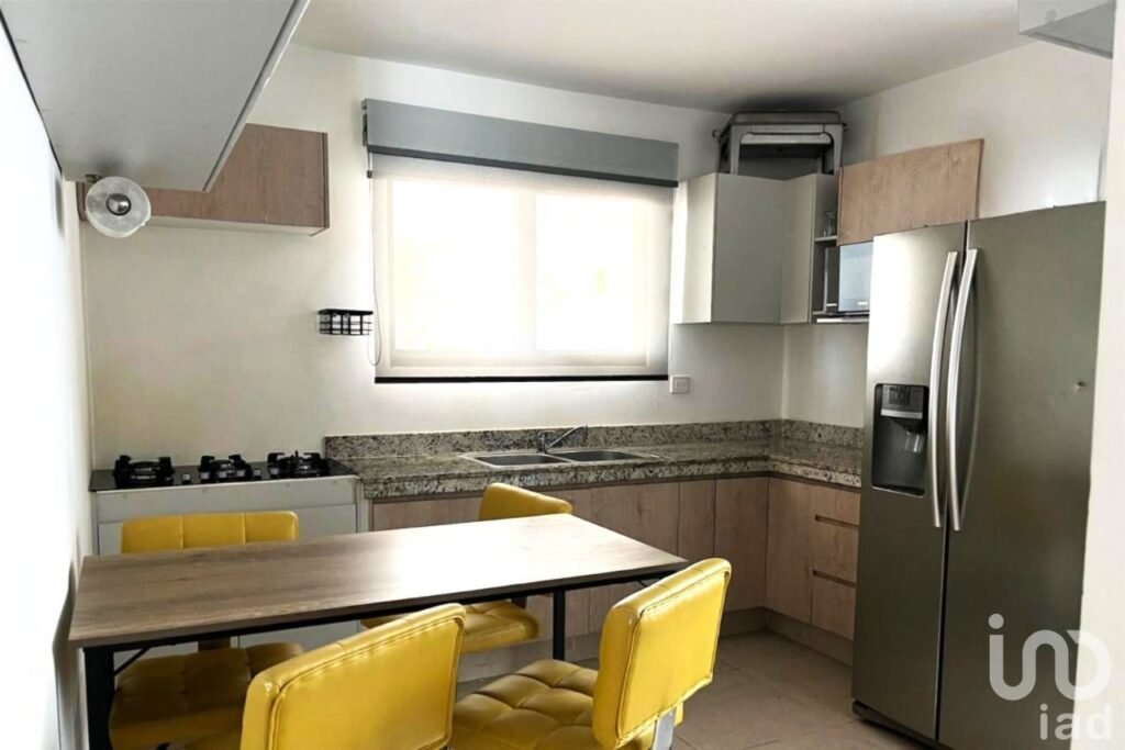 Casa con alberca y jardín en privada Botánico al norte de Mérida