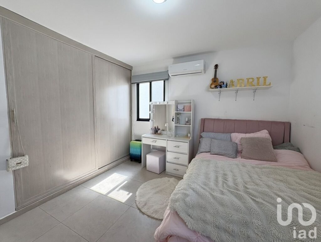 Casa con alberca y jardín en privada Botánico al norte de Mérida