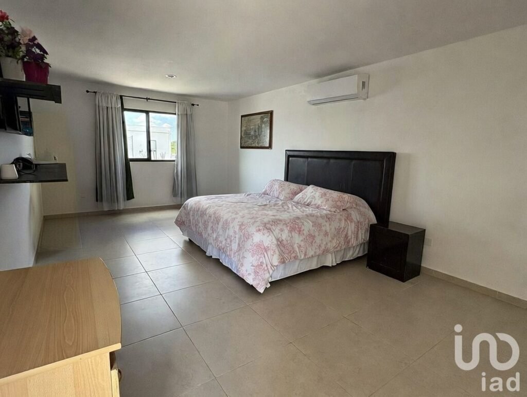 Casa con alberca y jardín en privada Botánico al norte de Mérida