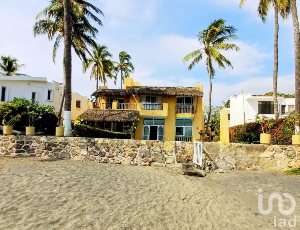 Casa en Venta frente al mar en Club Santiago, Manzanillo, Colima.
