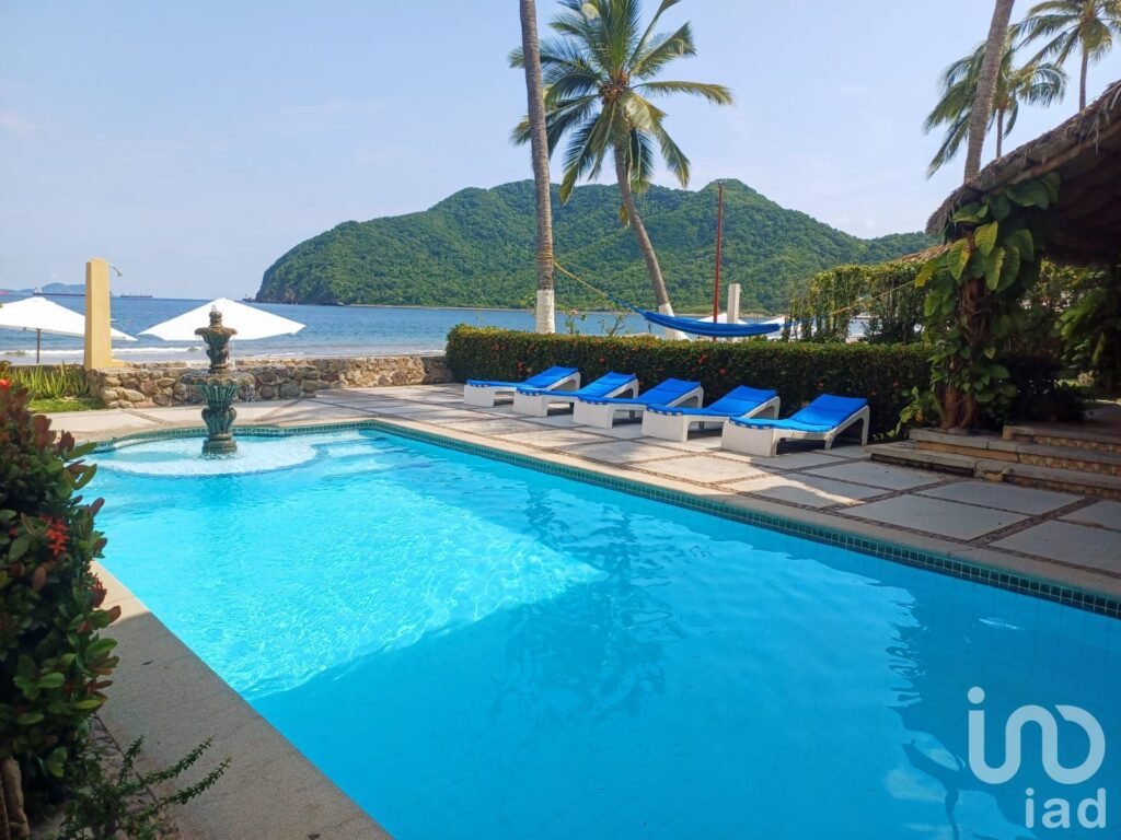 Casa en Venta frente al mar en Club Santiago, Manzanillo, Colima.