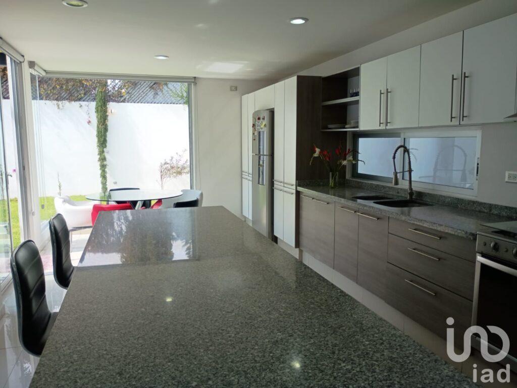 VENTA DE EXCLUSIVA RESIDENCIA EN ZONA RECTA A CHOLULA